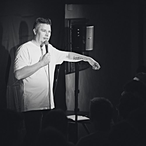 Juontaja ja stand up -koomikko samassa paketissa. Yksi esiintyjä hoitaa juonnot ja stand upin – tilaisuutesi etenee sujuvasti ja yleisö viihtyy